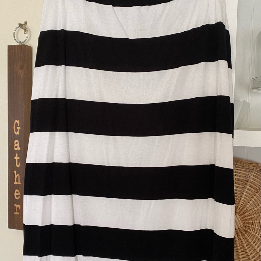 Women’s black and white pencil skirt